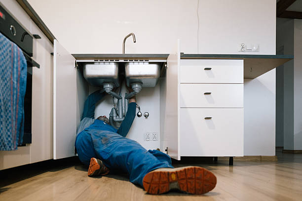 Professional Emergency Plumber technician working in Vinton, TX